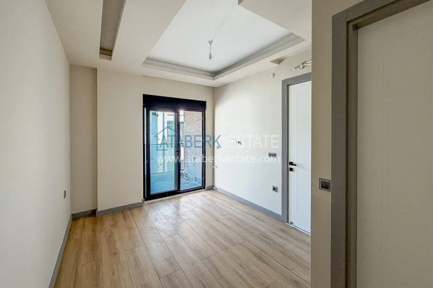 Kupuj Panoramiczny dwupoziomowy penthouse 4+1 w centrum Alanyi — pierwszy nadbrzeżny, odpowiedni dla obywatelstwa 18 