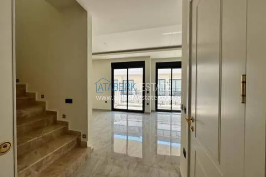 Kupuj 2+1 duplex w centrum Alanyi, plaża Kleopatra — kompleks z licencją wynajmu 2 