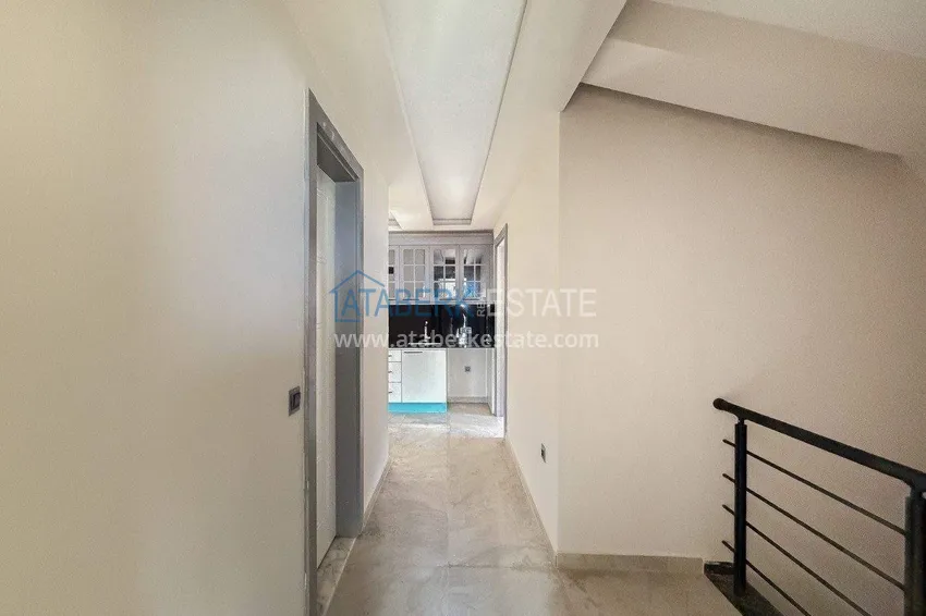 Kupuj Panoramiczny dwupoziomowy penthouse 4+1 w centrum Alanyi — pierwszy nadbrzeżny, odpowiedni dla obywatelstwa 23 
