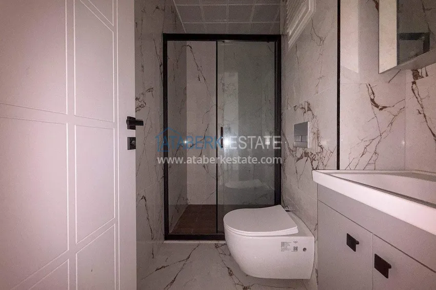 Kupuj Panoramiczny dwupoziomowy penthouse 4+1 w centrum Alanyi — pierwszy nadbrzeżny, odpowiedni dla obywatelstwa 24 