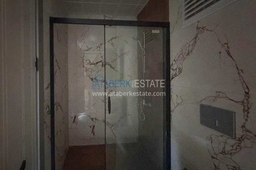 Kupuj Panoramiczny dwupoziomowy penthouse 4+1 w centrum Alanyi — pierwszy nadbrzeżny, odpowiedni dla obywatelstwa 25 