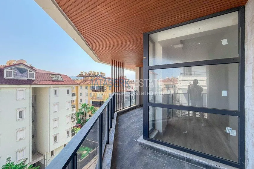 Kupuj Panoramiczny dwupoziomowy penthouse 4+1 w centrum Alanyi — pierwszy nadbrzeżny, odpowiedni dla obywatelstwa 31 