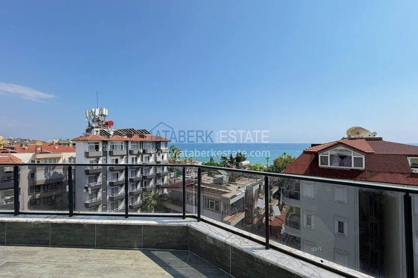 Kupuj Panoramiczny dwupoziomowy penthouse 4+1 w centrum Alanyi — pierwszy nadbrzeżny, odpowiedni dla obywatelstwa 35 