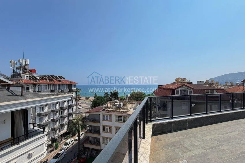 Kupuj Panoramiczny dwupoziomowy penthouse 4+1 w centrum Alanyi — pierwszy nadbrzeżny, odpowiedni dla obywatelstwa 36 