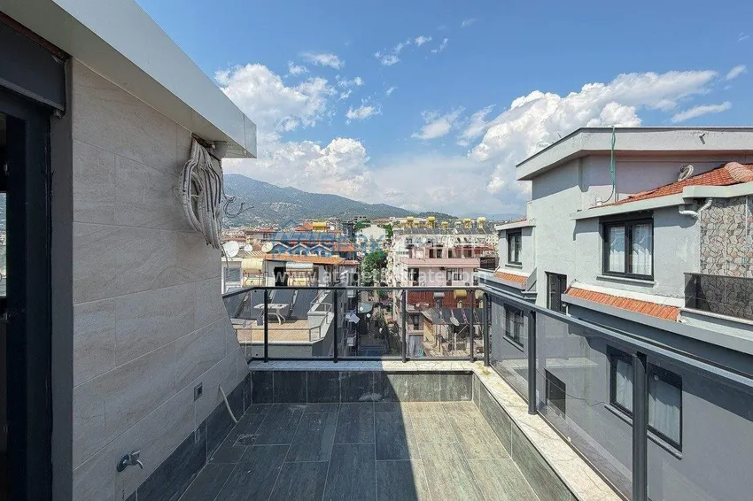 Kupuj Panoramiczny dwupoziomowy penthouse 4+1 w centrum Alanyi — pierwszy nadbrzeżny, odpowiedni dla obywatelstwa 38 