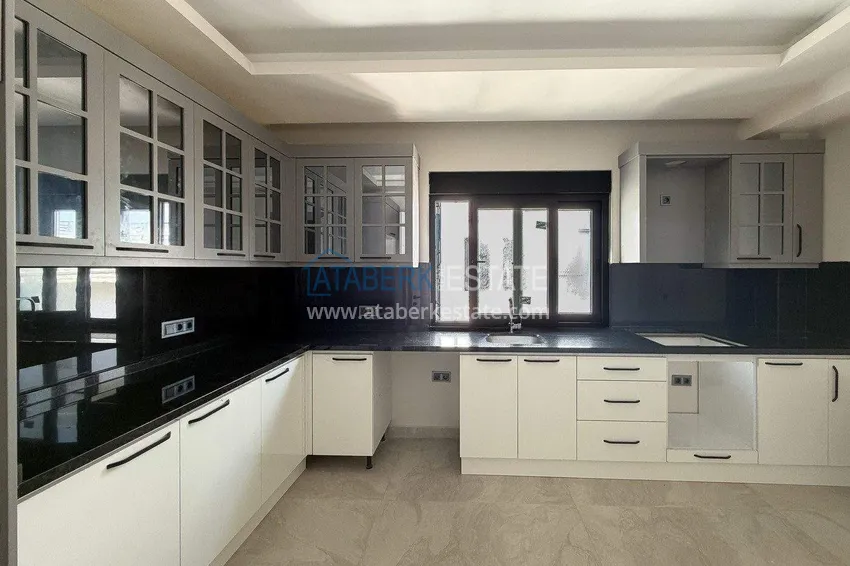 Kupuj Panoramiczny dwupoziomowy penthouse 4+1 w centrum Alanyi — pierwszy nadbrzeżny, odpowiedni dla obywatelstwa 5 