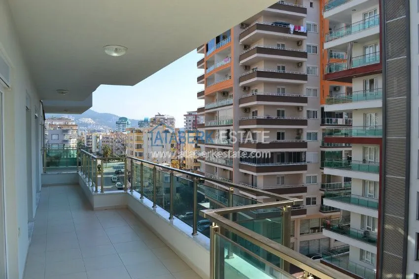 Mieszkanie do wynajęcia zaledwie 150 metrów od morza w centrum popularnej dzielnicy Alanya 6 